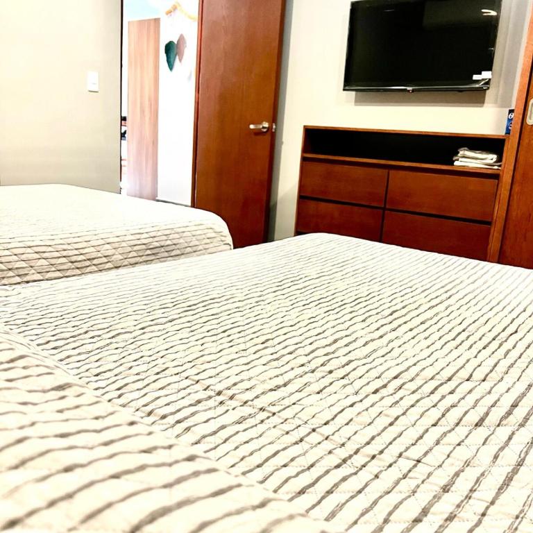 EXCLUSIVO! 2 dormitorios, 4 camas, de 1 a 6 huéspedes con terraza directo a la alberca y otra alberca azotea WIFI , GYM , SAUNA, ELEVADOR Y MAS!!! - Two-Bedroom Apartment with Pool View - 39