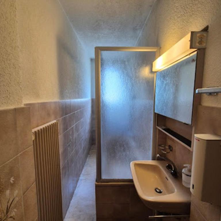 Walters Hostel Interlaken - Chambre Double ou Lits Jumeaux avec Salle de Bains Commune - 12