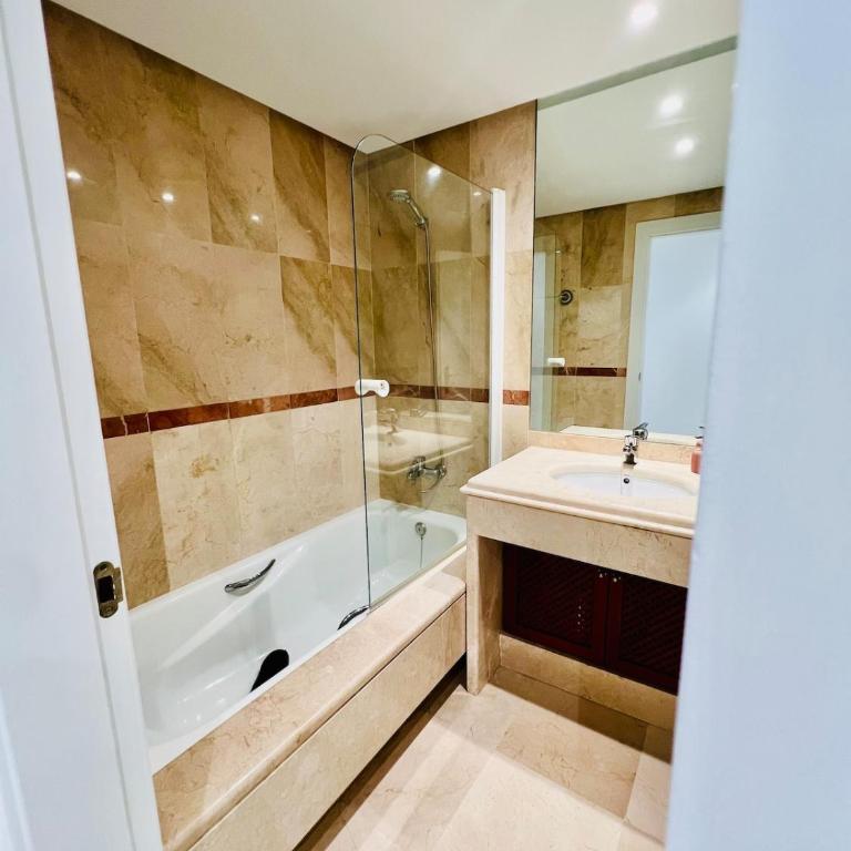 Marbella Alicate Beach & Luxury Los Monteros - Three-Bedroom Apartment - 26