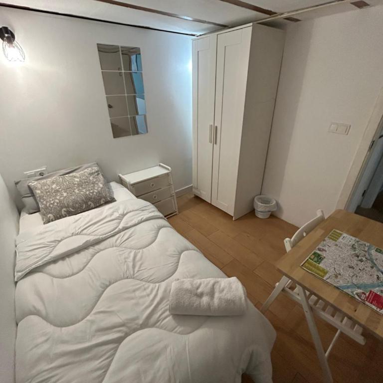 Airbhouse Private Rooms & Apartments - Standard Single Room with Shared Bathroom - 11