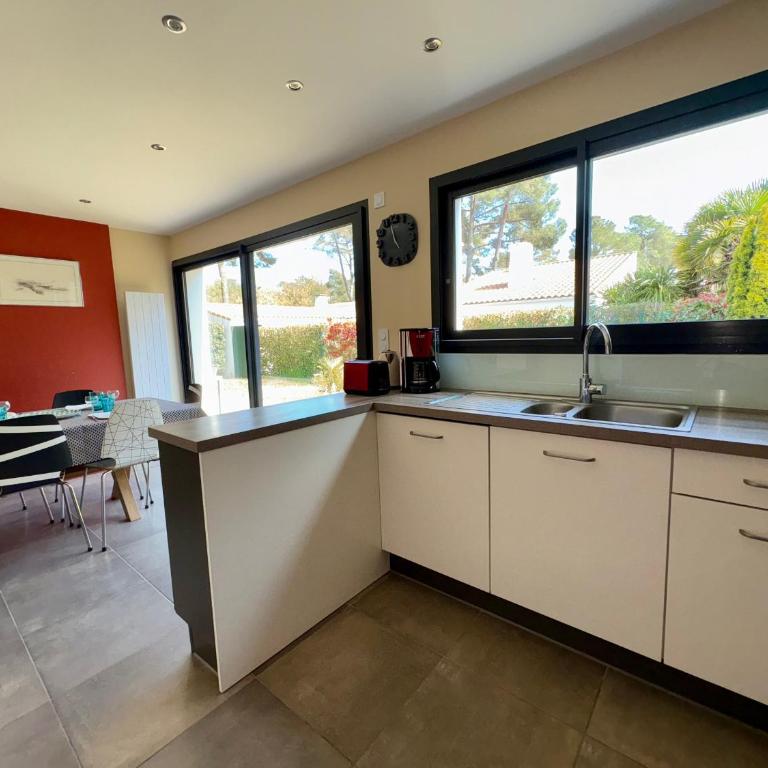 Superbe maison 4 chambres, proche plage, au calme, avec WIFI - FR-1-323-375 - Maison de Vacances - 29