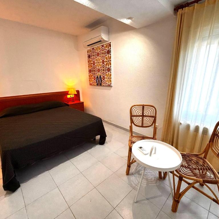 Apartamento de 2 habitaciones en L'Estartit con piscina y aire acondicionado - ES-323-13 - Apartment - 25