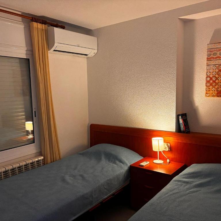 Apartamento de 2 habitaciones en L'Estartit con piscina y aire acondicionado - ES-323-13 - Apartment - 28