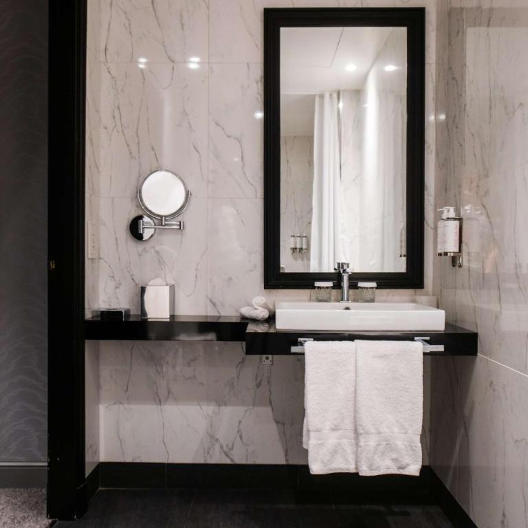 Maison Astor Paris, Curio Collection by Hilton - Chambre Lit King-Size de Luxe - Accessible aux Personnes à Mobilité Réduite - 2