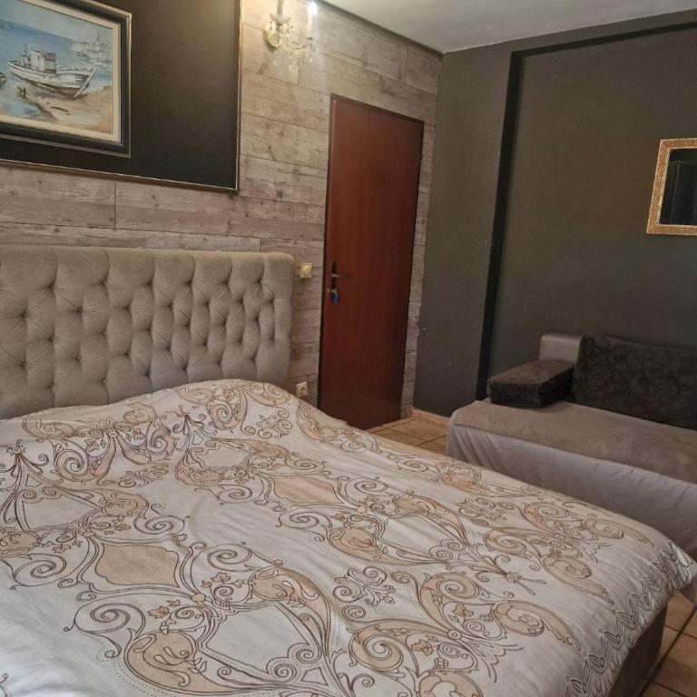 Guest House Maja - Osnovna Trokrevetna Soba sa Zajedničkim Kupatilom - 5