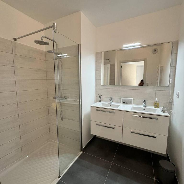 Appartement dans résidence avec piscine - Two-Bedroom Apartment with Terrace - 7