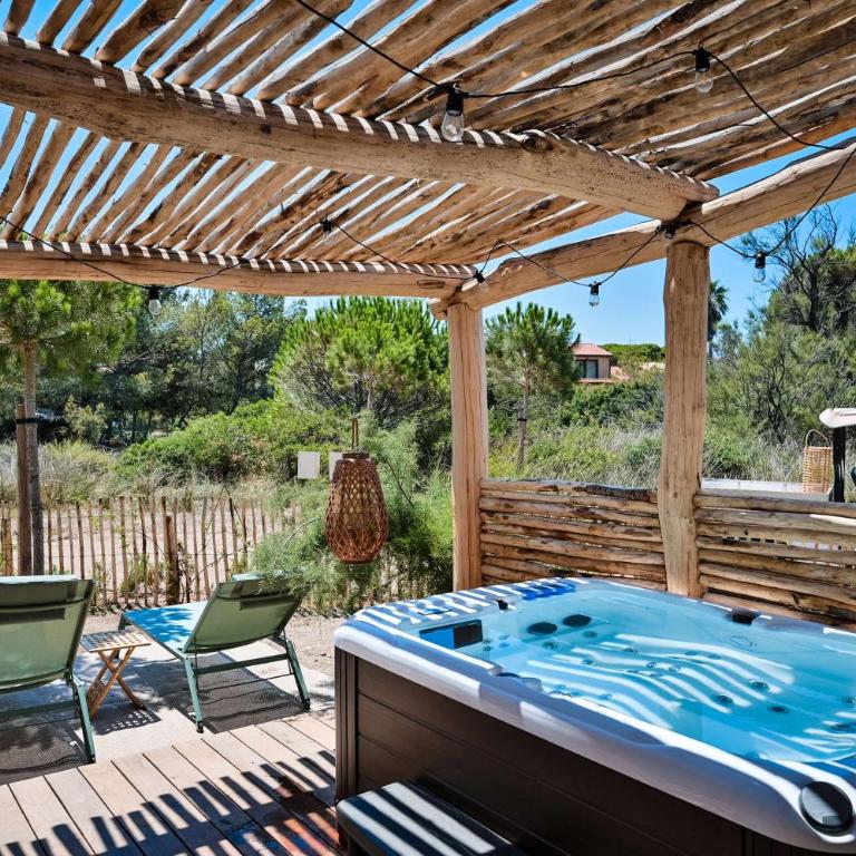 Le Hameau Des Pesquiers Ecolodge & Spa, Curio Collection By Hilton - Chambre Lit King-Size Prestige au Bord de la Plage avec Bain à Remous - 2