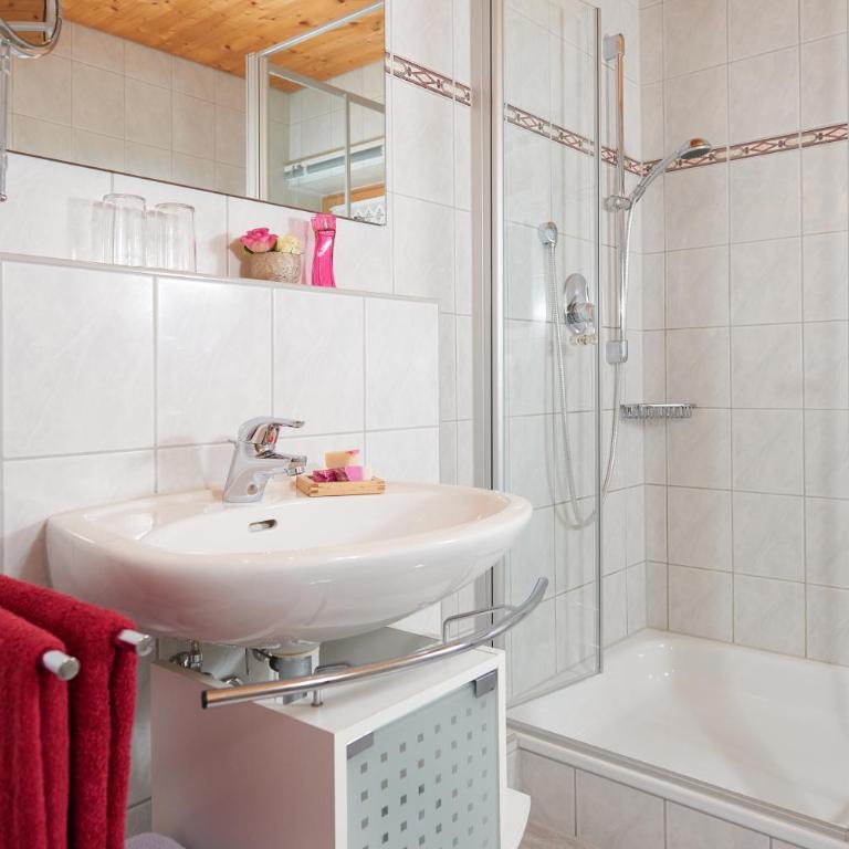 Landhaus Rietzler - Apartment mit 1 Schlafzimmer, Balkon und Bergblick - 1