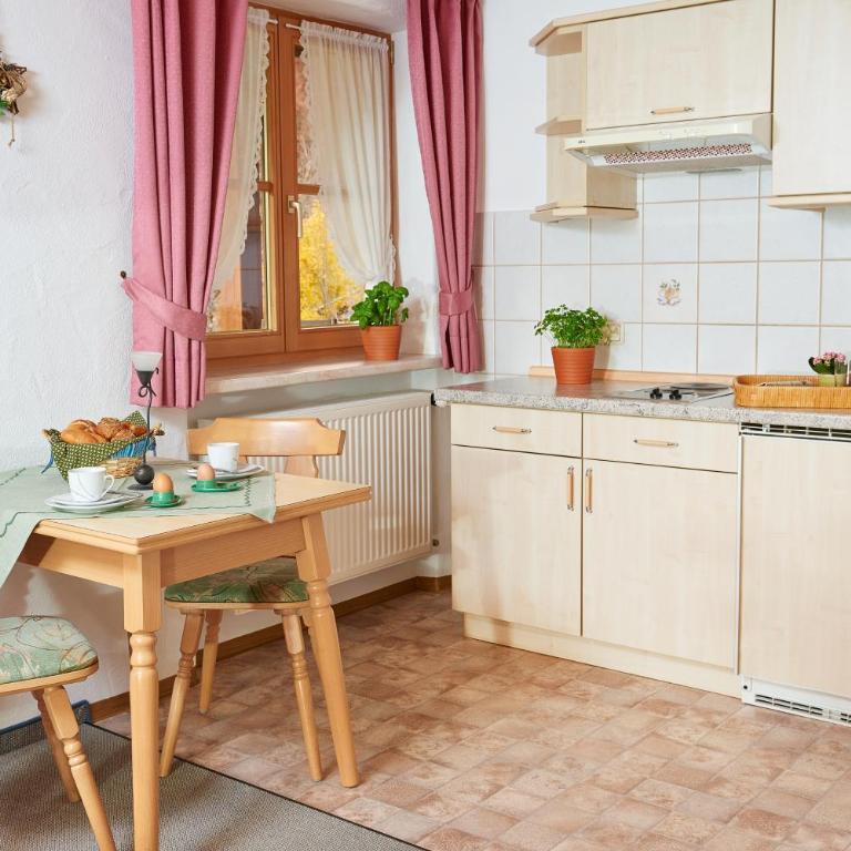 Landhaus Rietzler - Apartment mit 1 Schlafzimmer, Balkon und Bergblick - 3