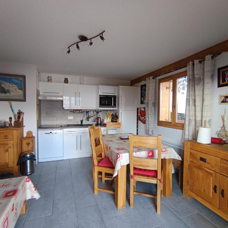 Appartement grand confort, terrasse sud, proche pistes, animaux et parking - FR-1-445-174 - Appartement (8 Adultes) - 1