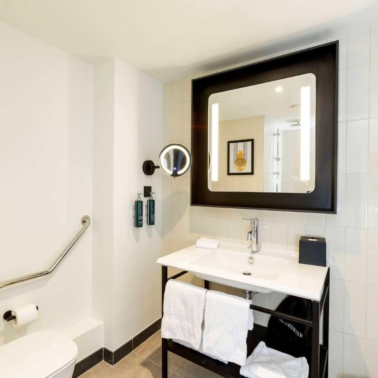 Hilton Lille - Chambre Lit King-Size - Accessible aux Personnes à Mobilité Réduite - 4