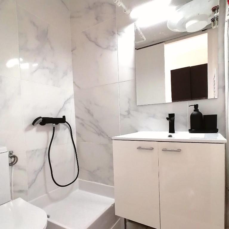 Joli studio front de mer Balcon WIFI vue cour - Studio Apartment with One Double Bed - 15