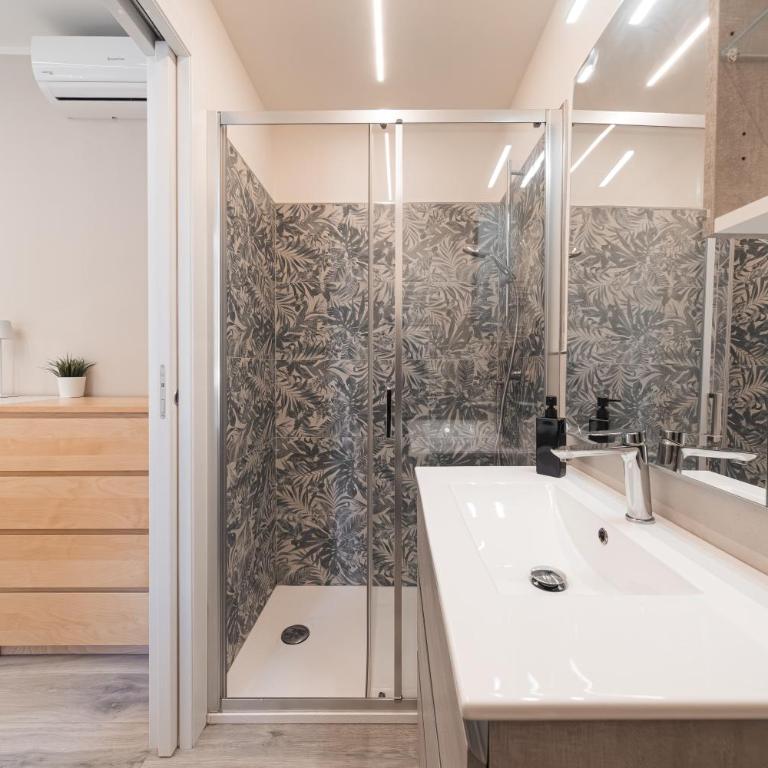 Dall'Arca Suites Bologna Station - Center - Fiera - Camera Matrimoniale con Bagno Privato - 5