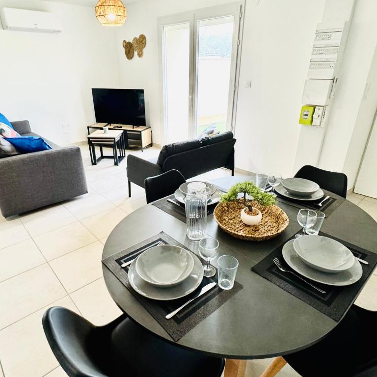 Le Cèdre Enchanté - Maison avec 2 chambres pour 6 personnes climatisée, avec terrasse et BBQ - Maison 2 Chambres - 3
