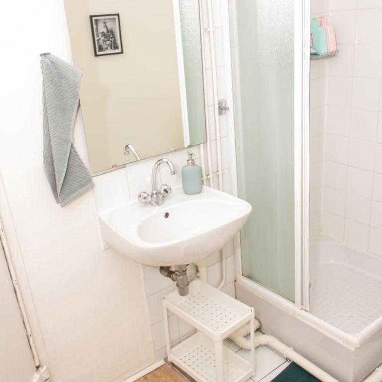 Saint Germain de Près tout équipé - Emplacement exceptionnel au Coeur de Paris - Chambre Double Économique - 12
