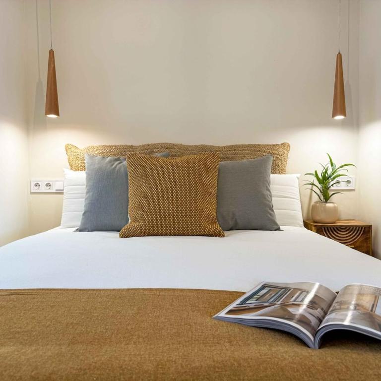 Sofisticación y elegancia en playa del Postiguet - Three-Bedroom Apartment - 10