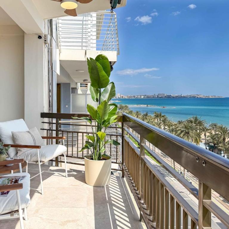 Sofisticación y elegancia en playa del Postiguet - Three-Bedroom Apartment - 16