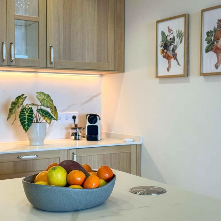 Sofisticación y elegancia en playa del Postiguet - Three-Bedroom Apartment - 54