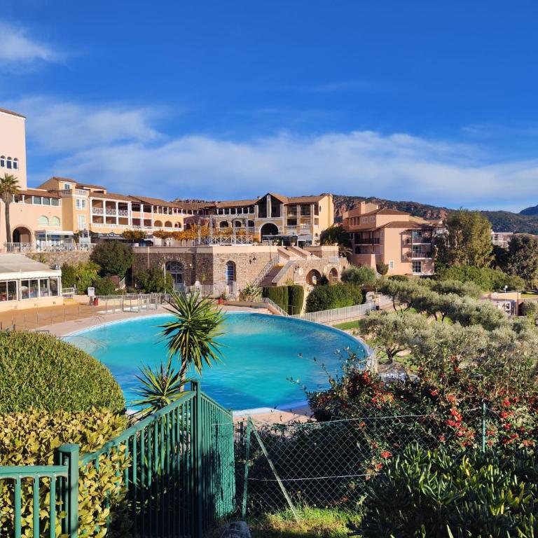 Village Vacances CAP ESTEREL , AGAY , T2 climatisé vue mer panoramique - accès de plain-pied au calme rare sur le site - Piscines et parking couvert inclus - Appartement - Vue sur Mer - 17