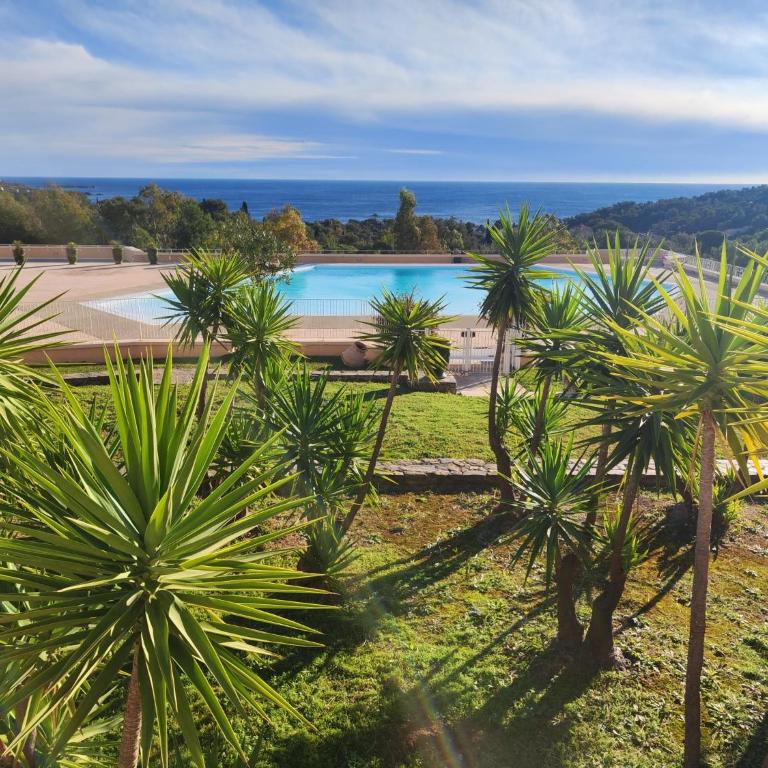 Village Vacances CAP ESTEREL , AGAY , T2 climatisé vue mer panoramique - accès de plain-pied au calme rare sur le site - Piscines et parking couvert inclus - Appartement - Vue sur Mer - 24