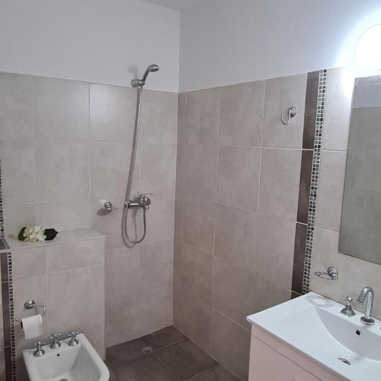 Carlos Paz - 3 Dormitorios con cochera - Zona céntrica residencial - Apartamento de 3 dormitorios - 2