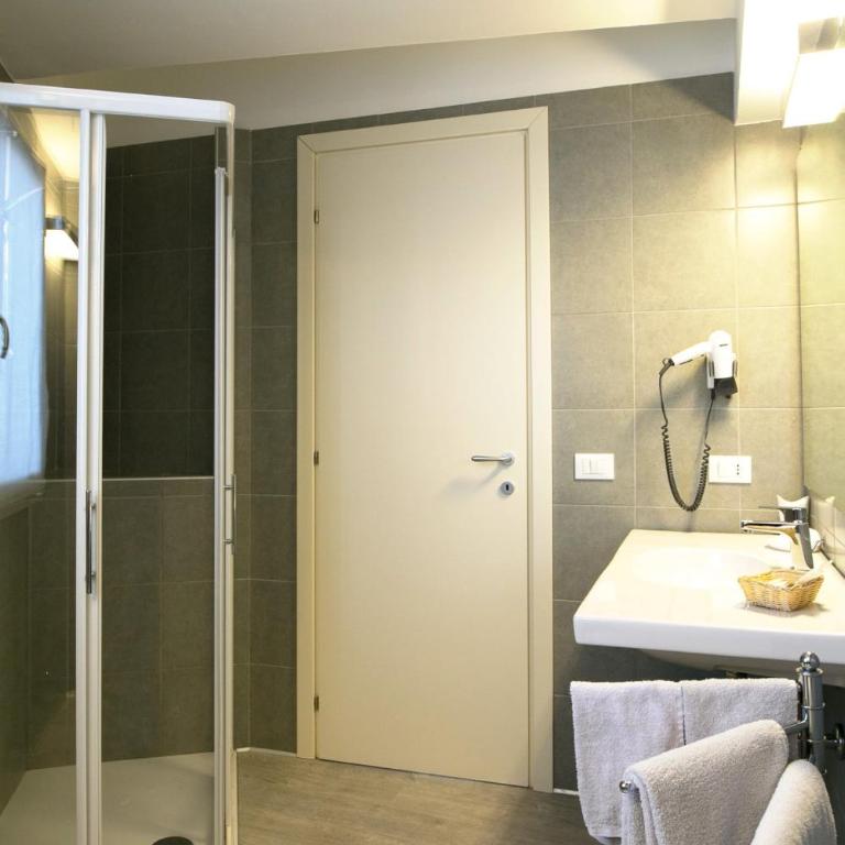 Hotel Olimpia - Family Room (2 Adults + 2 Children) with Balcony - 16