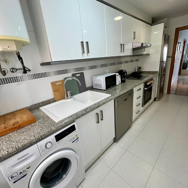 Modern apartment with a big pool and free parking - Apartamento de 2 dormitorios - 15