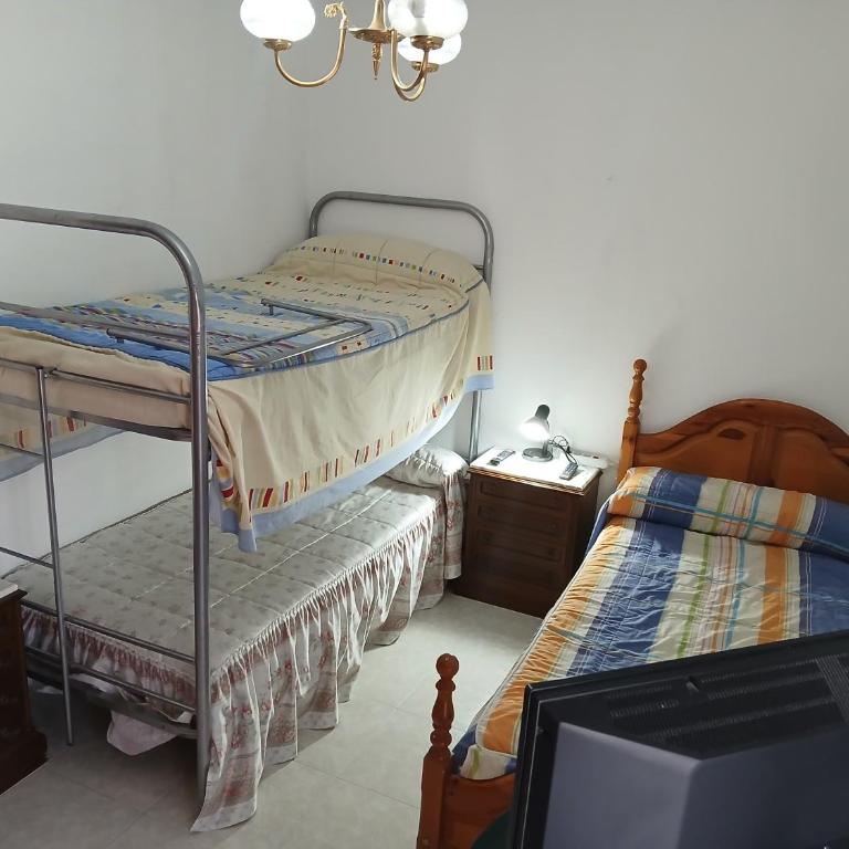 Habitacion Privada Triple con camas Individuales Toledo - Habitación Triple Básica con baño compartido - 12