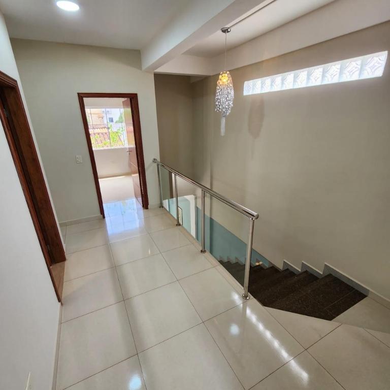 Amplia y Moderna Casa, en inmejorable ubicación - Three-Bedroom House - 11