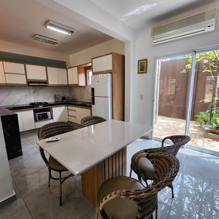 Amplia y Moderna Casa, en inmejorable ubicación - Three-Bedroom House - 7