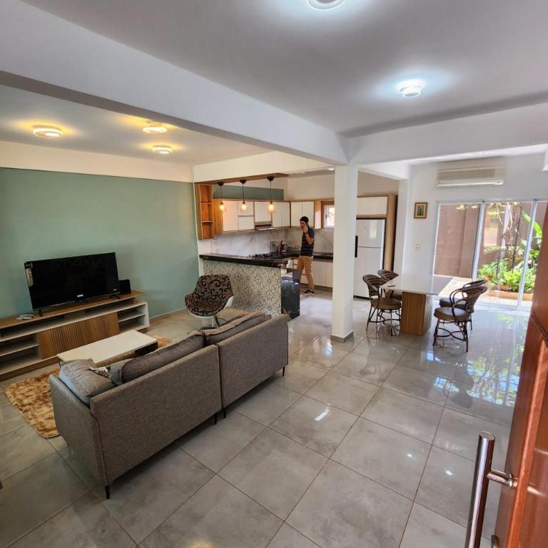 Amplia y Moderna Casa, en inmejorable ubicación - Three-Bedroom House - 5