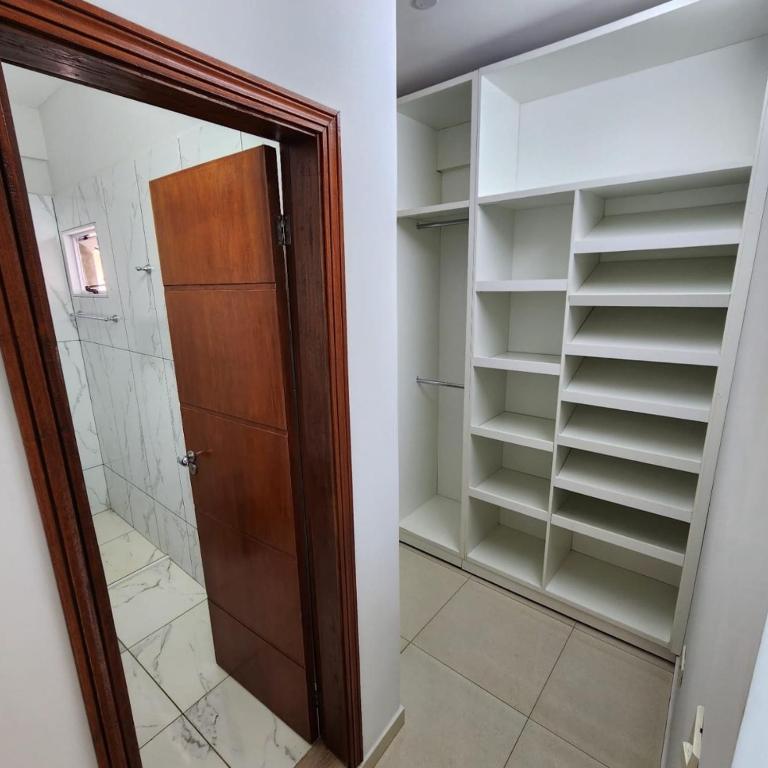 Amplia y Moderna Casa, en inmejorable ubicación - Three-Bedroom House - 13
