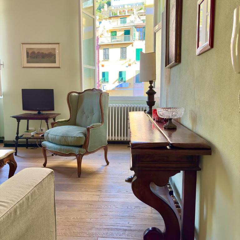 "Marina Apartment" in Vernazza Historic, Restored, Beachfront, 2nd floor, 2 Aircondo BDR, 2BHT, rare Private Garage 300 mt far, 200 mt from train - Two-Bedroom Apartment - 23