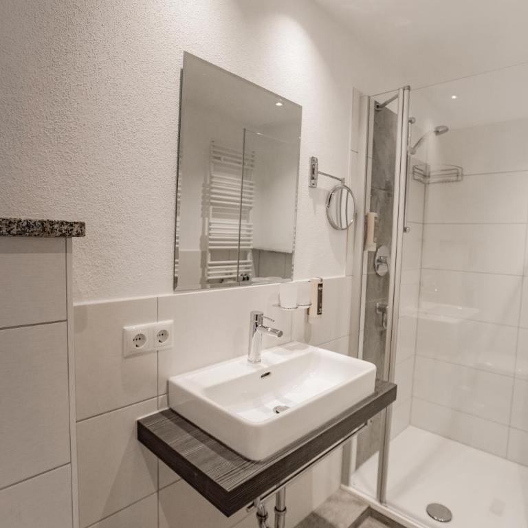 Der Lärchenhof Ferienwohnungen - Comfort Dreibettzimmer mit Dusche - 6