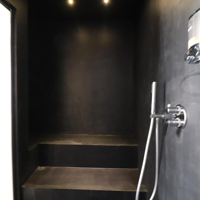 Black & White Deluxe Suite Otranto Private Jacuzzi WiFi & AC Steps from Sea - Appartamento Monolocale con 1 Letto Matrimoniale - 7