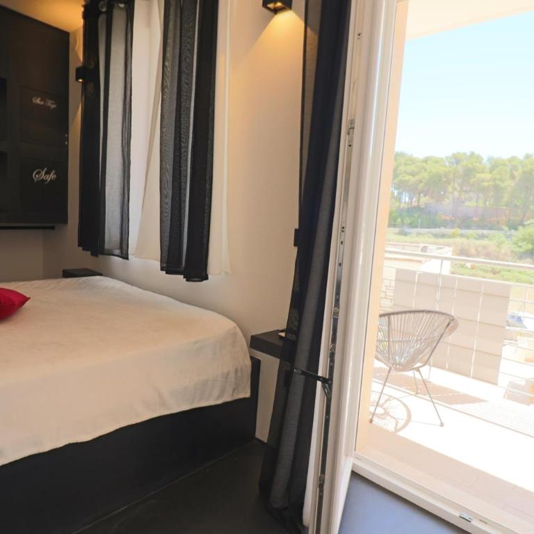 Black & White Deluxe Suite Otranto Private Jacuzzi WiFi & AC Steps from Sea - Appartamento Monolocale con 1 Letto Matrimoniale - 9