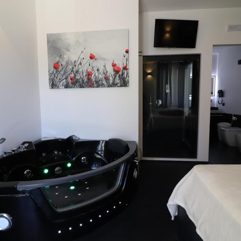 Black & White Deluxe Suite Otranto Private Jacuzzi WiFi & AC Steps from Sea - Appartamento Monolocale con 1 Letto Matrimoniale - 10