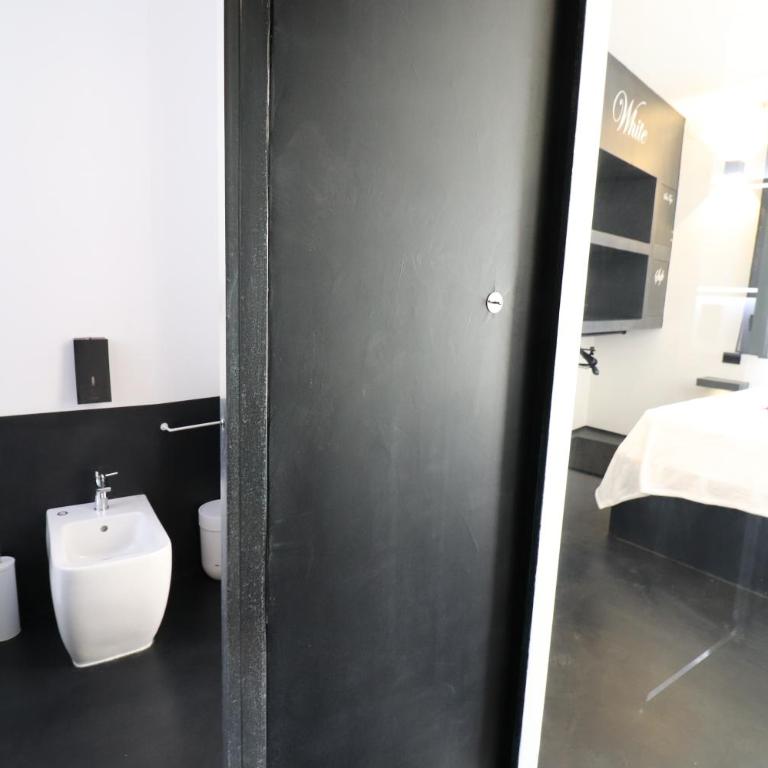 Black & White Deluxe Suite Otranto Private Jacuzzi WiFi & AC Steps from Sea - Appartamento Monolocale con 1 Letto Matrimoniale - 12