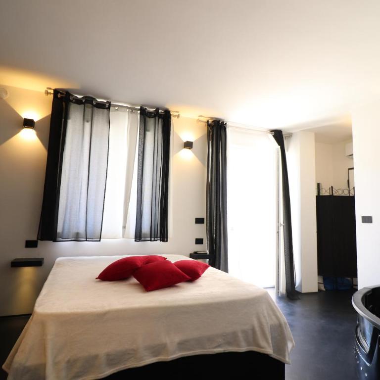 Black & White Deluxe Suite Otranto Private Jacuzzi WiFi & AC Steps from Sea - Appartamento Monolocale con 1 Letto Matrimoniale - 2