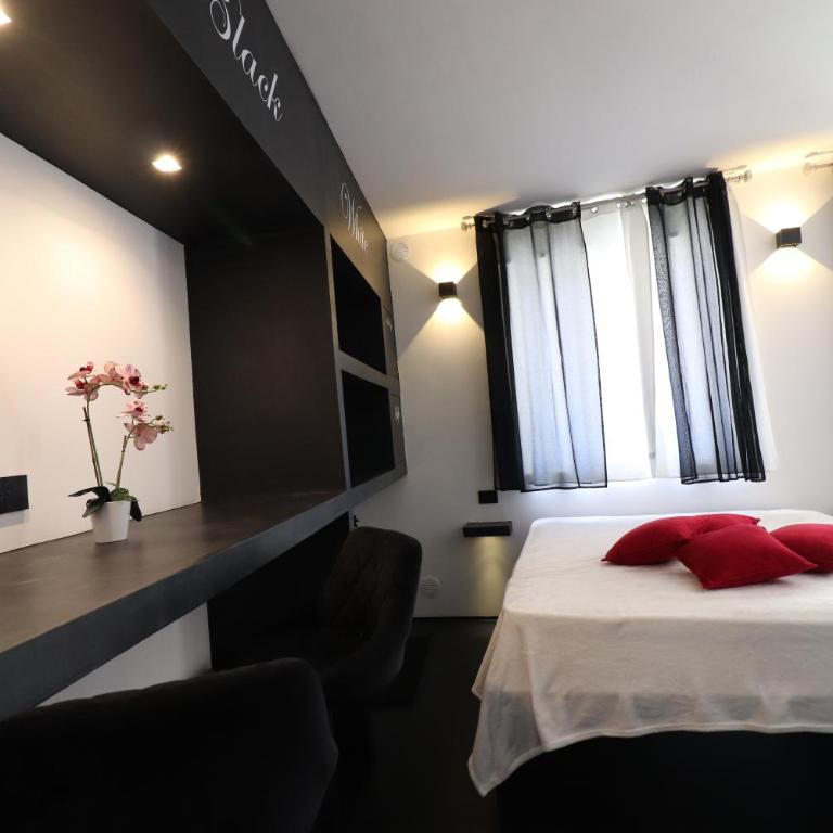 Black & White Deluxe Suite Otranto Private Jacuzzi WiFi & AC Steps from Sea - Appartamento Monolocale con 1 Letto Matrimoniale - 19