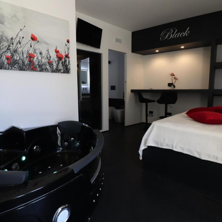 Black & White Deluxe Suite Otranto Private Jacuzzi WiFi & AC Steps from Sea - Appartamento Monolocale con 1 Letto Matrimoniale - 24