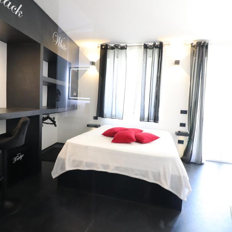 Black & White Deluxe Suite Otranto Private Jacuzzi WiFi & AC Steps from Sea - Appartamento Monolocale con 1 Letto Matrimoniale - 26