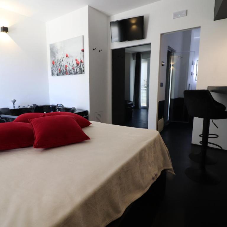 Black & White Deluxe Suite Otranto Private Jacuzzi WiFi & AC Steps from Sea - Appartamento Monolocale con 1 Letto Matrimoniale - 27