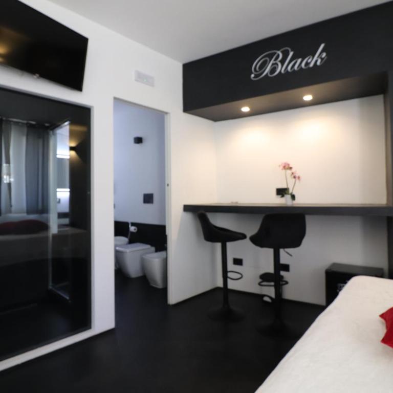 Black & White Deluxe Suite Otranto Private Jacuzzi WiFi & AC Steps from Sea - Appartamento Monolocale con 1 Letto Matrimoniale - 5