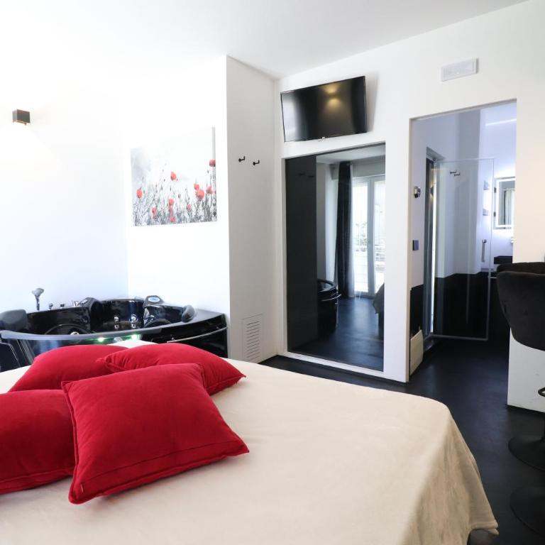 Black & White Deluxe Suite Otranto Private Jacuzzi WiFi & AC Steps from Sea - Appartamento Monolocale con 1 Letto Matrimoniale - 29