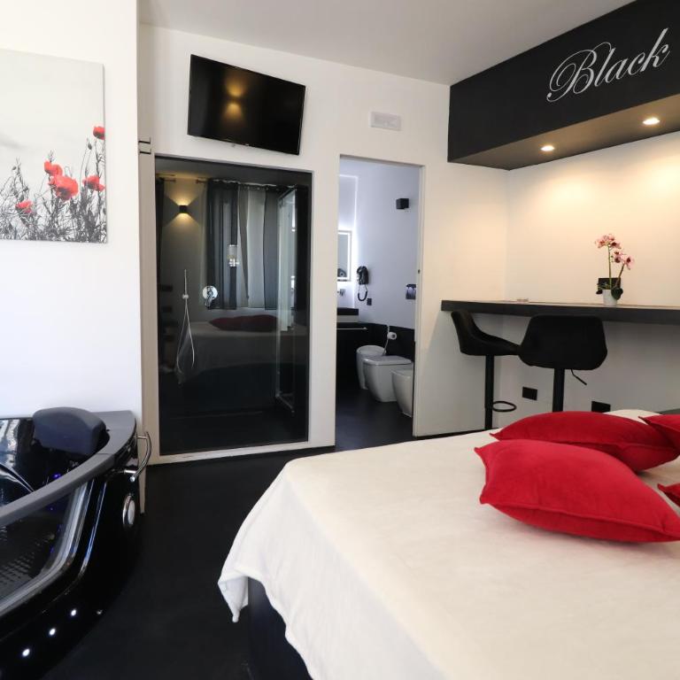 Black & White Deluxe Suite Otranto Private Jacuzzi WiFi & AC Steps from Sea - Appartamento Monolocale con 1 Letto Matrimoniale - 11