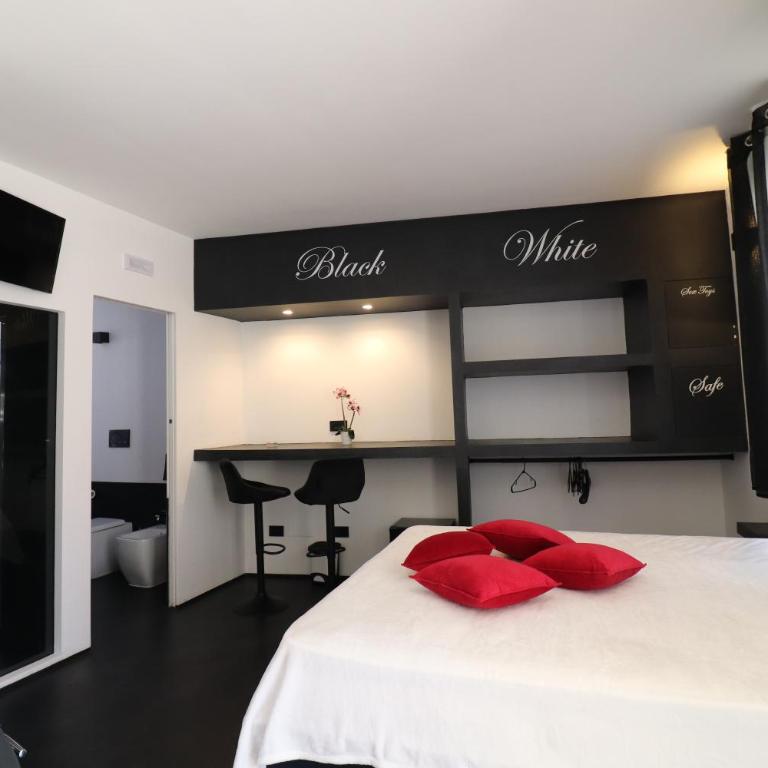 Black & White Deluxe Suite Otranto Private Jacuzzi WiFi & AC Steps from Sea - Appartamento Monolocale con 1 Letto Matrimoniale - 33