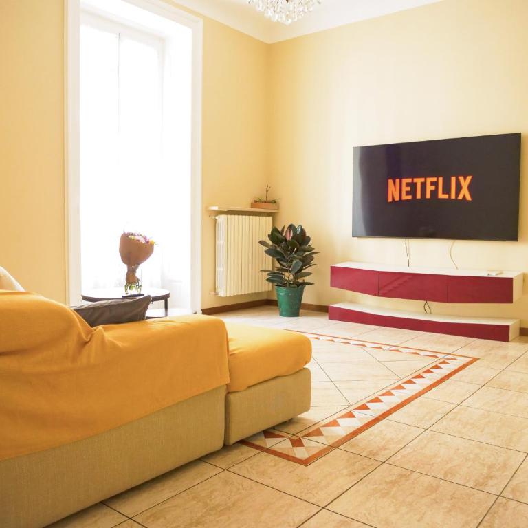 Wonderful downtown apartment-HD NETFLIX, KING-SIZE BED, two minutes' walk from metro - Appartamento Deluxe - 1
