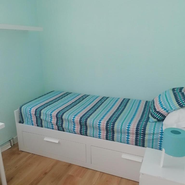 RESIDENCIA ABAY - Standard Single Room with Shared Bathroom - 4