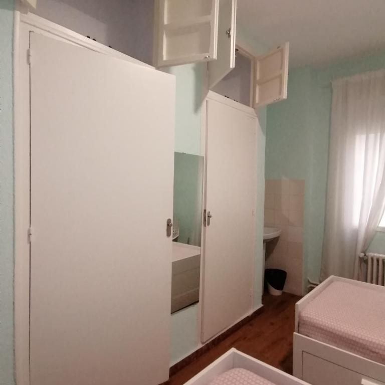 RESIDENCIA ABAY - Double or Twin Room with Bathroom - 2